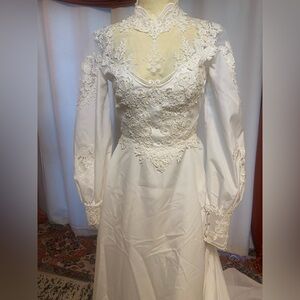 Vintage 1970s White ALine w/Train Wedding Dress